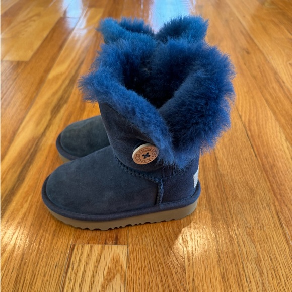 UGG - Picture 1 of 7